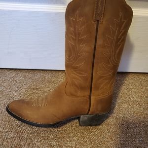 Ariat Women's cowboy boots. Size 8, brown